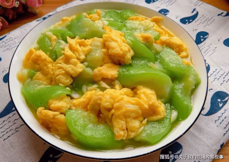 絲瓜炒雞蛋,牢牢記住2個小技巧,保證絲瓜翠綠鮮嫩,入味好吃