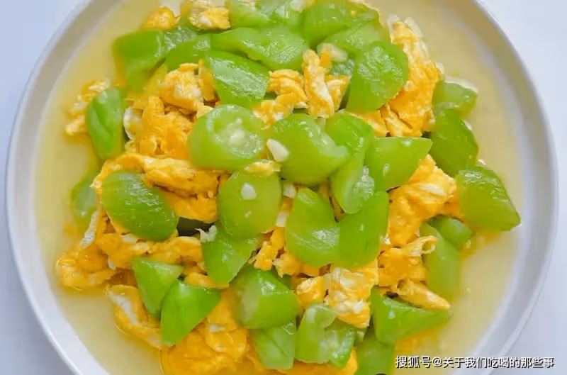 絲瓜炒雞蛋，牢牢記住2個小技巧，保證絲瓜翠綠鮮嫩，入味好吃