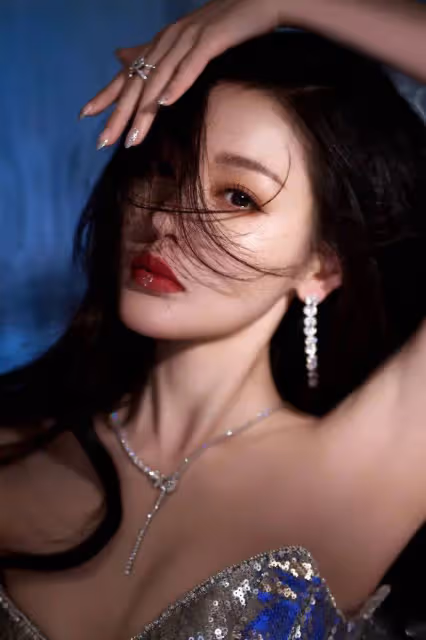 張天愛穿銀色深V衣裙露出事業線!她膚白貌美性感火辣