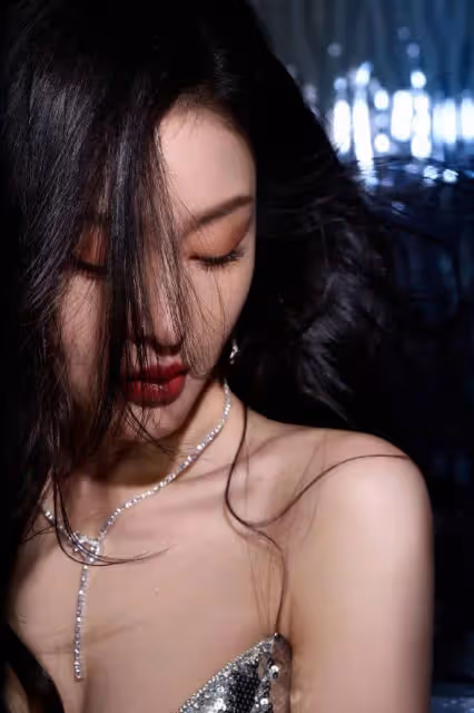 張天愛穿銀色深V衣裙露出事業線!她膚白貌美性感火辣