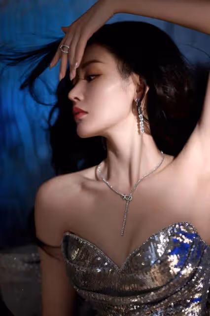 張天愛穿銀色深V衣裙露出事業線!她膚白貌美性感火辣