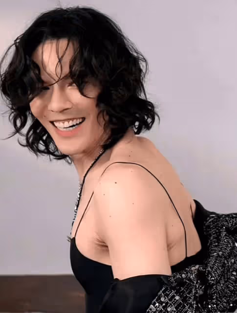 向佐直播狂穿小香風辣妹裝露腹肌!網友炮轟:太辣眼睛