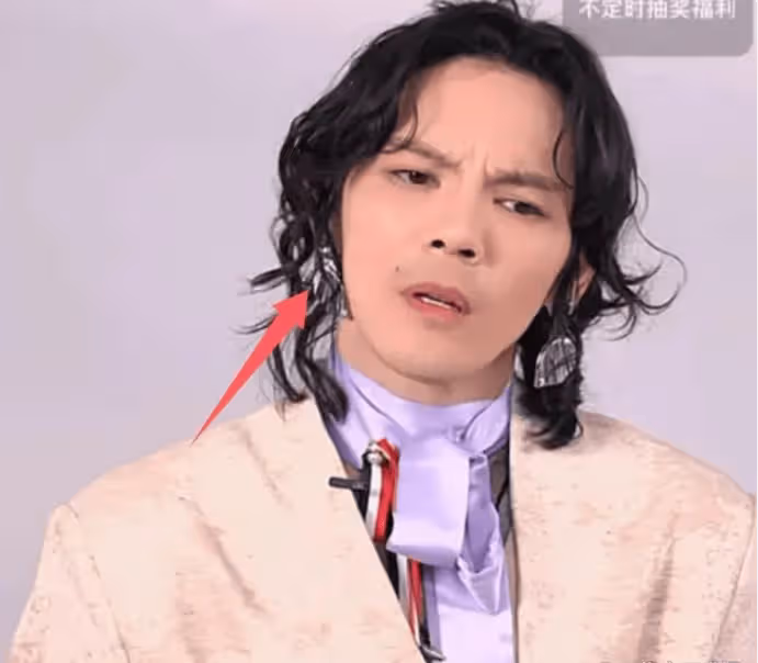 向佐直播狂穿小香風辣妹裝露腹肌!網友炮轟:太辣眼睛