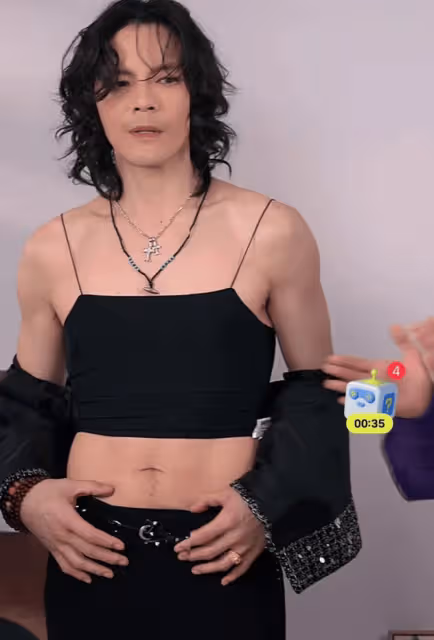 向佐直播狂穿小香風辣妹裝露腹肌!網友炮轟:太辣眼睛
