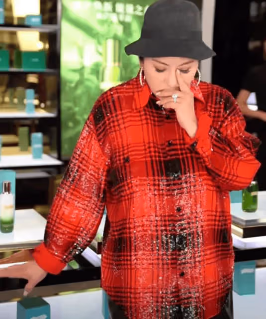 向佐直播狂穿小香風辣妹裝露腹肌!網友炮轟:太辣眼睛