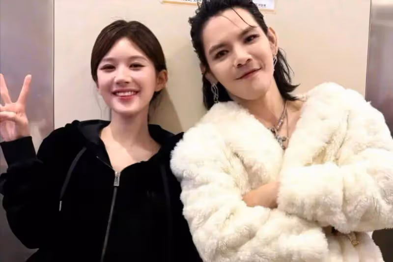 向佐直播狂穿小香風辣妹裝露腹肌!網友炮轟:太辣眼睛