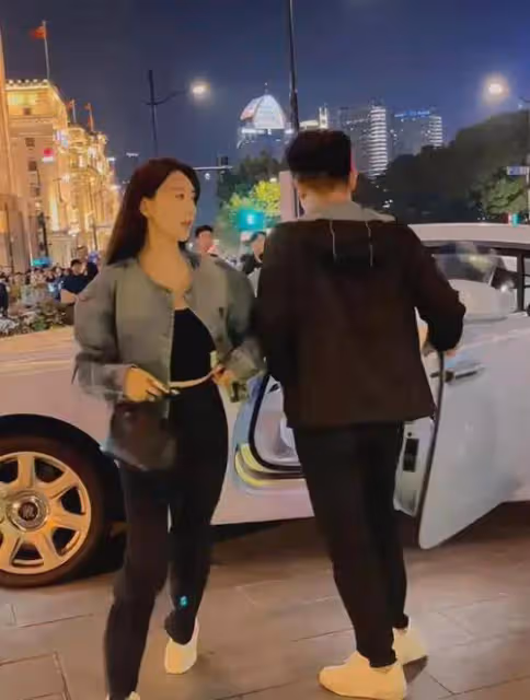 Angelababy 單肩開衩黑裙,狀態看起來特好!黃曉明新電影慘澹