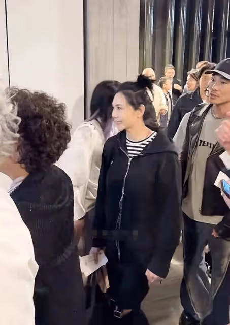 葉倩文邱淑貞偶遇竟然互不相識沒打招呼,56歲邱淑貞好美少女感強