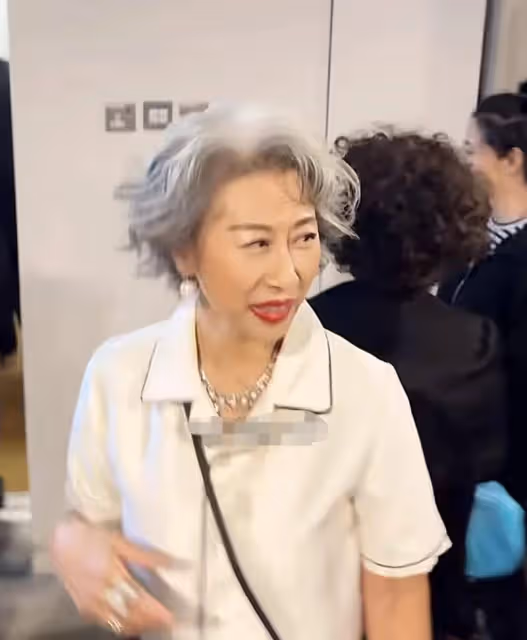 葉倩文邱淑貞偶遇竟然互不相識沒打招呼,56歲邱淑貞好美少女感強