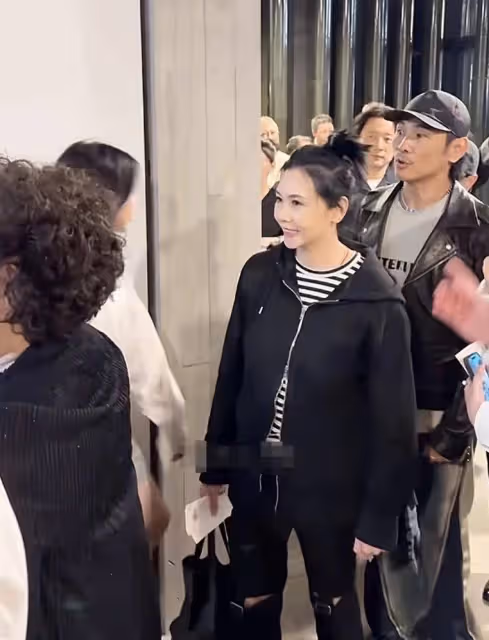 葉倩文邱淑貞偶遇竟然互不相識沒打招呼,56歲邱淑貞好美少女感強