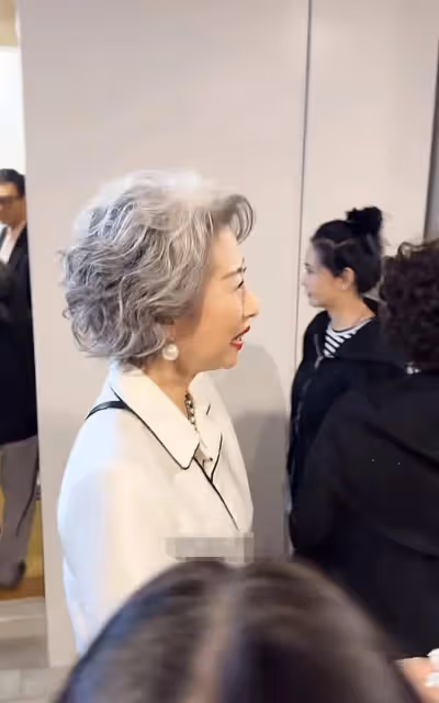 葉倩文邱淑貞偶遇竟然互不相識沒打招呼,56歲邱淑貞好美少女感強