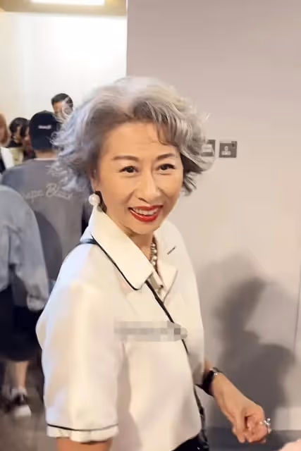 葉倩文邱淑貞偶遇竟然互不相識沒打招呼,56歲邱淑貞好美少女感強