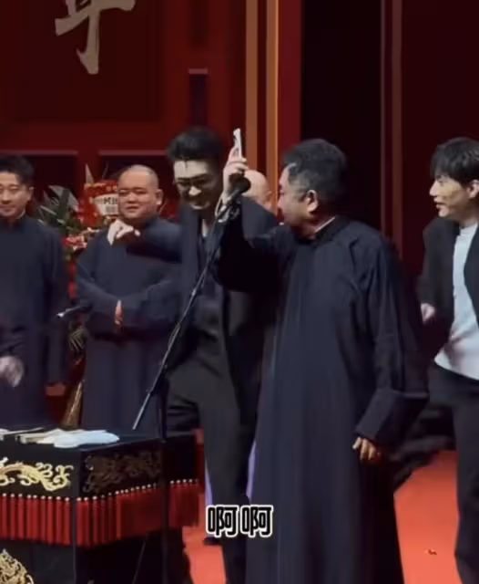秦霄賢難得現身參加活動,一身黑色穿搭十分帥氣,沒刮鬍子顯憔悴