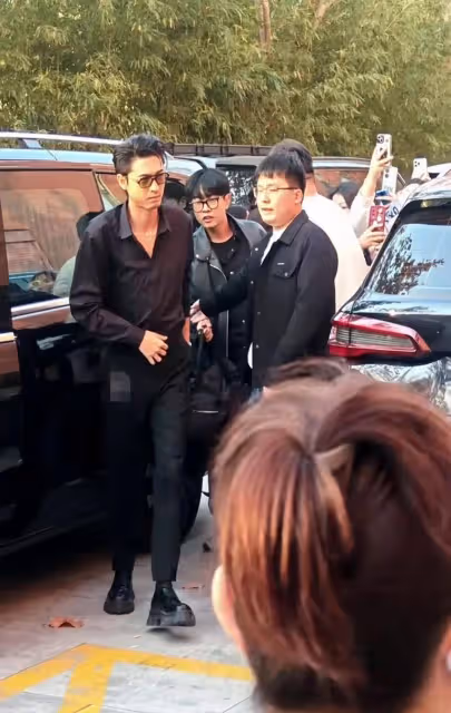 秦霄賢難得現身參加活動,一身黑色穿搭十分帥氣,沒刮鬍子顯憔悴