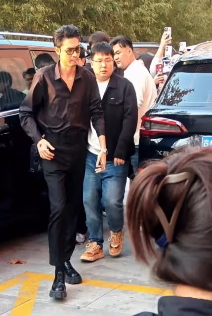 秦霄賢難得現身參加活動,一身黑色穿搭十分帥氣,沒刮鬍子顯憔悴