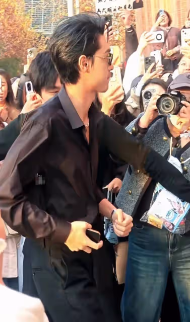 秦霄賢難得現身參加活動,一身黑色穿搭十分帥氣,沒刮鬍子顯憔悴