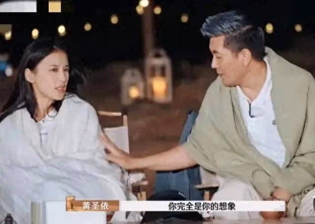 楊子黃聖依飛往新加坡被偶遇，楊子獨自拿行李十分體貼，感情不錯