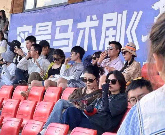 楊子黃聖依飛往新加坡被偶遇，楊子獨自拿行李十分體貼，感情不錯