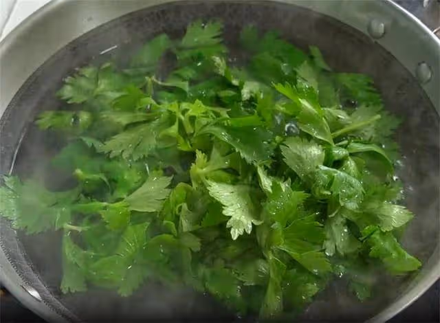 芹菜葉子別再烙餅燒湯了,加一塊豆腐,酥脆又鮮香,吃完明天還做