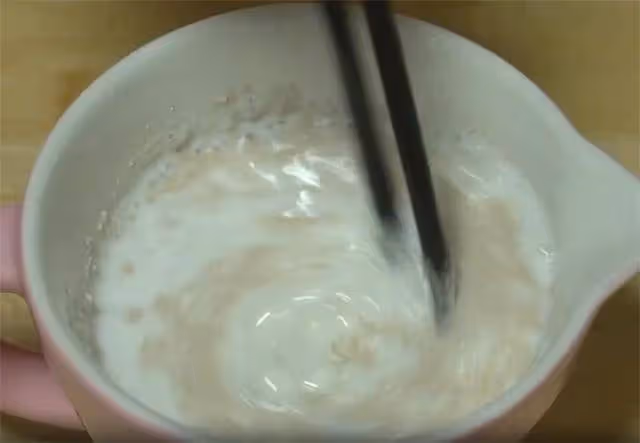 麵粉不用蒸包子饅頭了,擀麵杖一擀,叉子一叉,比肉餅還解饞