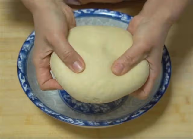 麵粉不用蒸包子饅頭了,擀麵杖一擀,叉子一叉,比肉餅還解饞