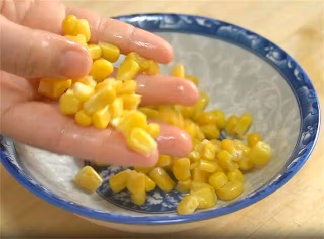 麵粉不用蒸包子饅頭了,擀麵杖一擀,叉子一叉,比肉餅還解饞