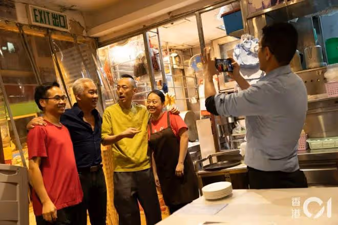 52歲TVB男演員沒劇拍轉做服務員,網友以為在拍節目,直言需時間適應