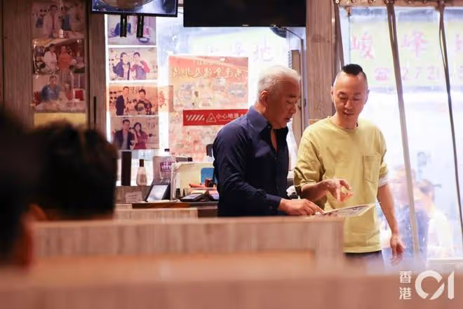 52歲TVB男演員沒劇拍轉做服務員,網友以為在拍節目,直言需時間適應