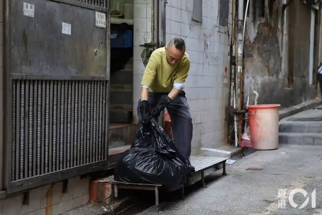 52歲TVB男演員沒劇拍轉做服務員,網友以為在拍節目,直言需時間適應