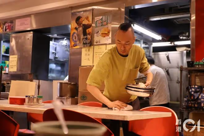 52歲TVB男演員沒劇拍轉做服務員,網友以為在拍節目,直言需時間適應