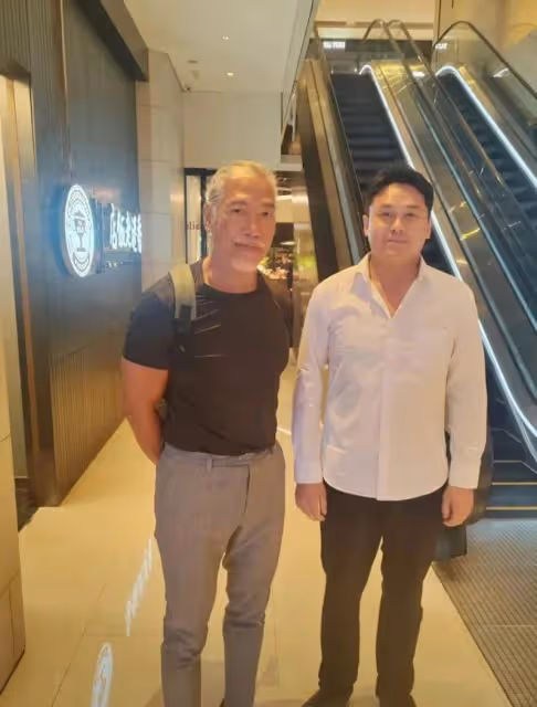 61歲港星張耀揚被捕獲滿頭白髮依然型爆,曾惹同性傳聞近年感情狀況成謎