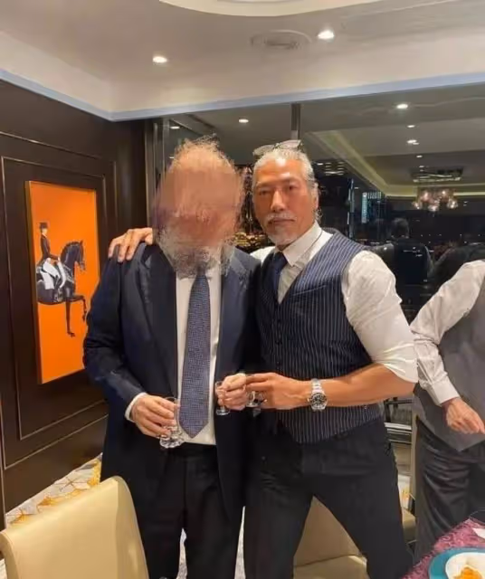 61歲港星張耀揚被捕獲滿頭白髮依然型爆,曾惹同性傳聞近年感情狀況成謎