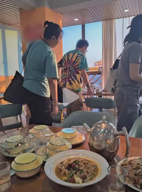 62歲吳鎮宇攜全家在西雙版納旅遊,費曼換新髮型,個頭比爸爸還高