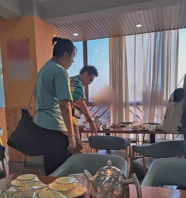 62歲吳鎮宇攜全家在西雙版納旅遊,費曼換新髮型,個頭比爸爸還高