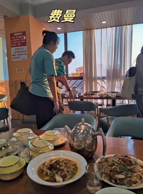 62歲吳鎮宇攜全家在西雙版納旅遊,費曼換新髮型,個頭比爸爸還高