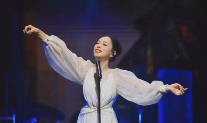 黃綺珊「換臉」成功：齙牙消失，腰肢纖細，演唱會秒變20歲少女