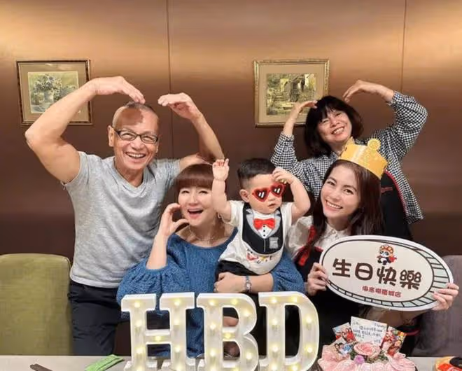 Selina兒子近照曝光,一歲小腰果比心賣萌,白白胖胖和媽媽長超像