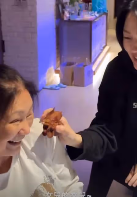 大S媽媽露面,大S笑聲很爽朗,母女聚齊一家人好歡慶