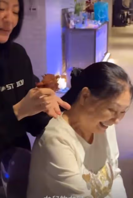 大S媽媽露面,大S笑聲很爽朗,母女聚齊一家人好歡慶