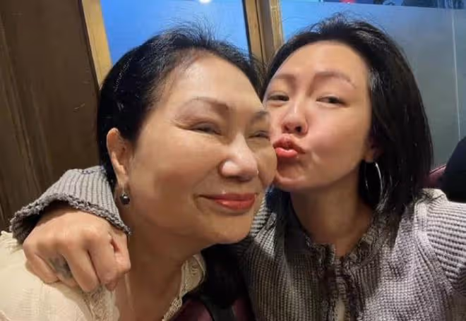 大S媽媽露面,大S笑聲很爽朗,母女聚齊一家人好歡慶