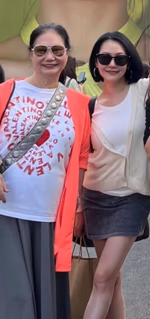 大S媽媽露面,大S笑聲很爽朗,母女聚齊一家人好歡慶