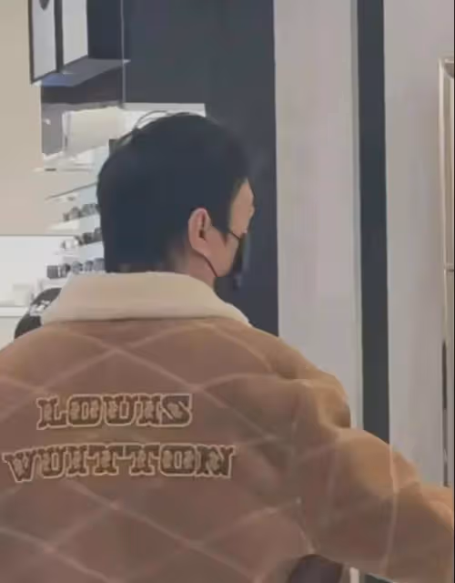 王思聰現身日本,穿LV外套,頭髮油膩!陪他逛街的兩個姑娘好邋遢