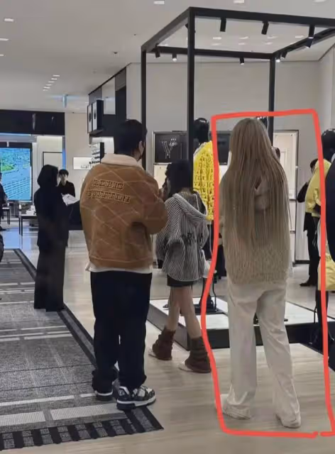 王思聰現身日本,穿LV外套,頭髮油膩!陪他逛街的兩個姑娘好邋遢
