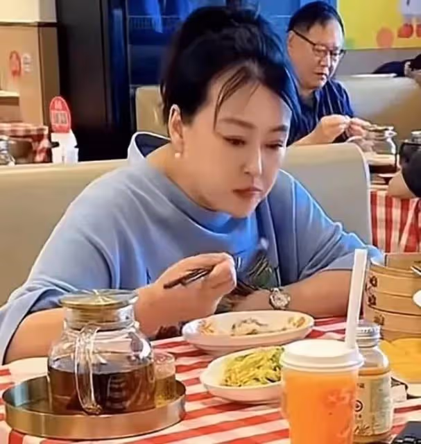 乳癌恢復期的李菁菁帶女兒吃燒賣,暴瘦心事重重,娃卻只顧刷手機