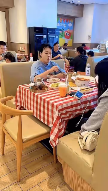 乳癌恢復期的李菁菁帶女兒吃燒賣,暴瘦心事重重,娃卻只顧刷手機