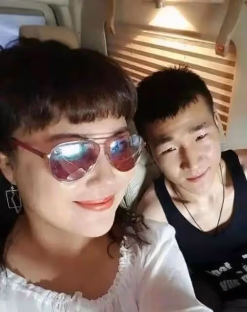 乳癌恢復期的李菁菁帶女兒吃燒賣,暴瘦心事重重,娃卻只顧刷手機
