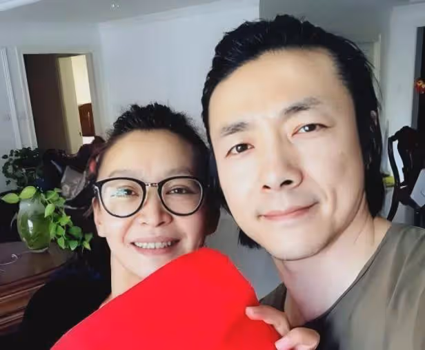他用 2000萬將妻寵成寶,結婚14年沒孩子,如今50 歲後悔嗎?