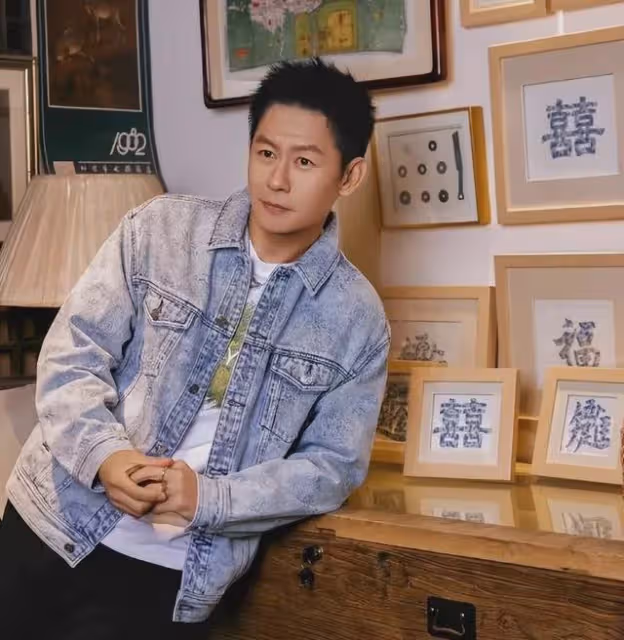豪氣硬漢李健:與妻子青梅竹馬恩愛26年,演完《宿敵》終於走紅