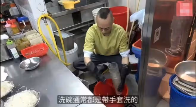 影視寒冬!52歲TVB資深綠葉演員戴耀明轉行,在家茶餐廳當服務員