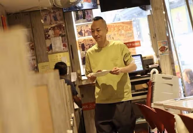 影視寒冬!52歲TVB資深綠葉演員戴耀明轉行,在家茶餐廳當服務員